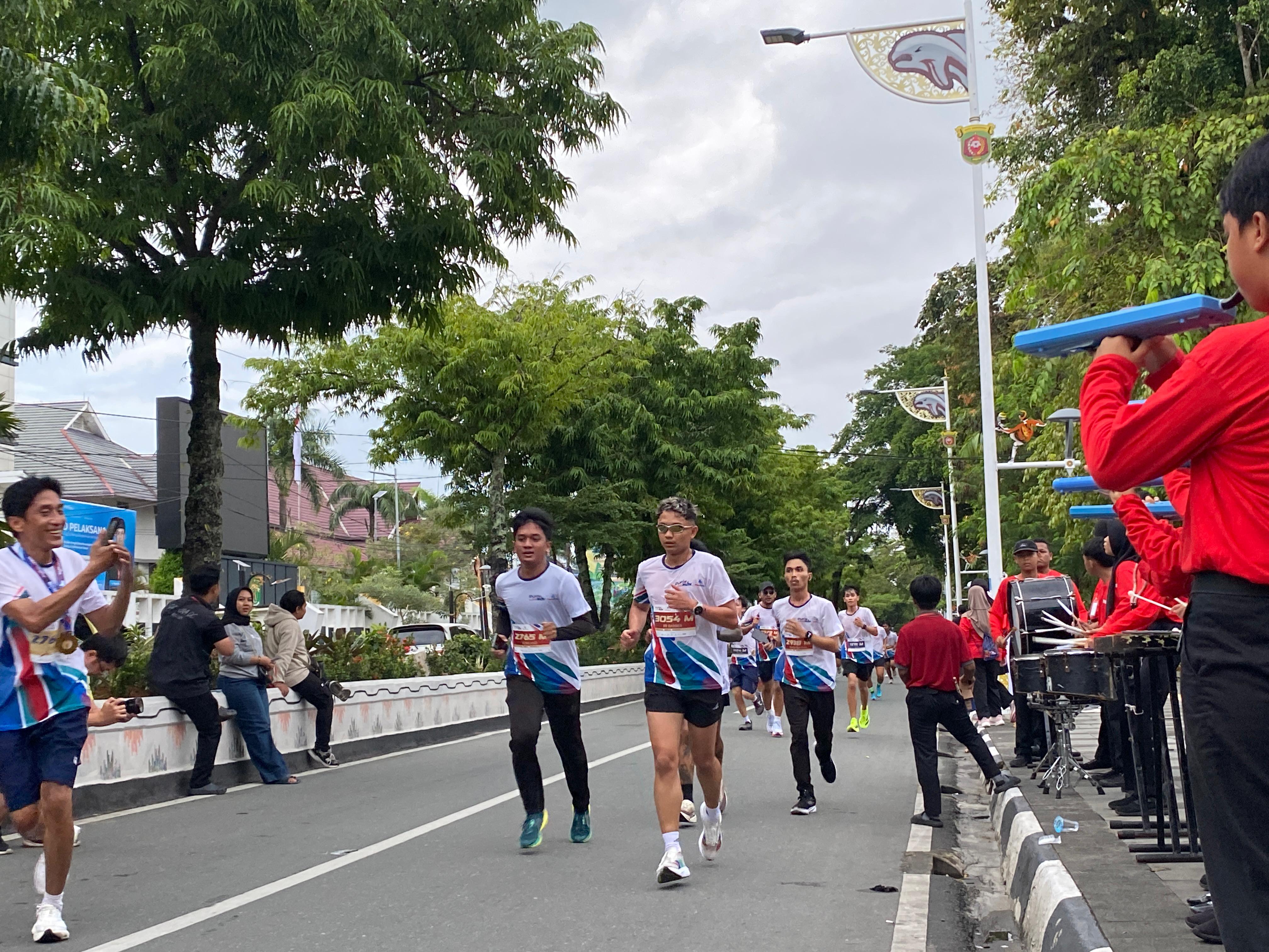 Ribuan pelari memacu kecepatan saat melewati rute Olymrun 2026 di Samarinda, Minggu (10/5/2026). (Defrico/Kaltimtoday.co)